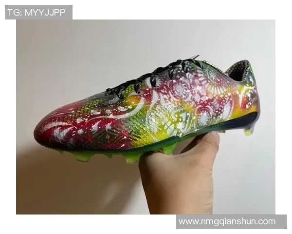 大码球星专用足球鞋推荐适合大脚玩家的高性能装备解析