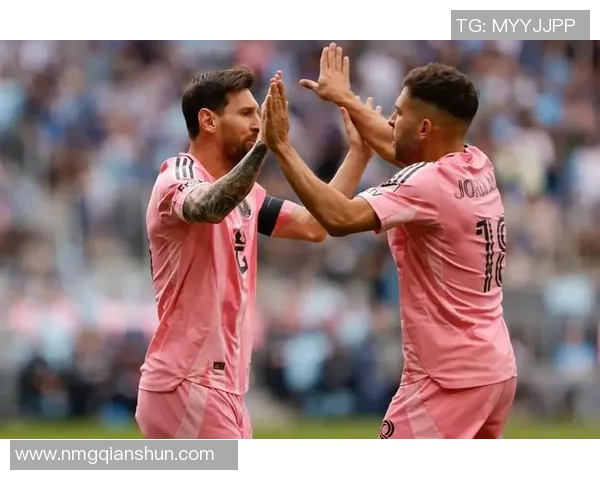 球星巧妙头顶足球精准传球展现高超技术与默契配合 球星巧妙头顶足球精准传球展现高超技术与默契配合