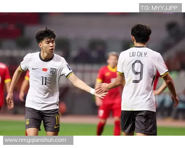 绿茵场上黄袖标核心球员率队鏖战展现领袖气质